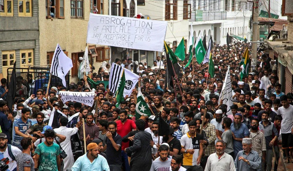 Người Hồi giáo Kashmir biểu tình đòi tự do ở TP Srinagar, bang Jammu and Kashmir (Ấn Độ) ngày 9-8. Ảnh: AFP