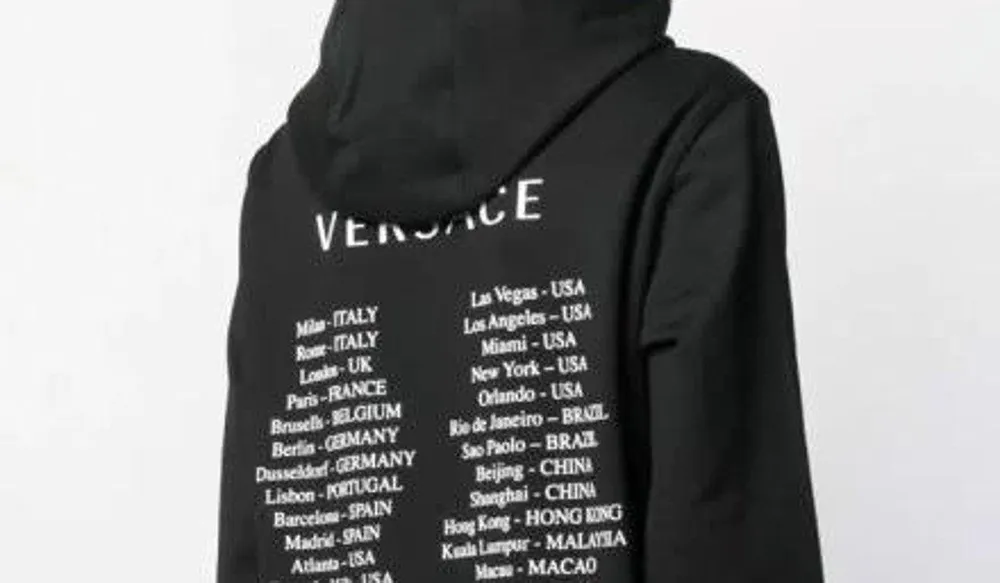 Versace nói đã ngưng bán và hủy mẫu áo này. Ảnh: WEIBO