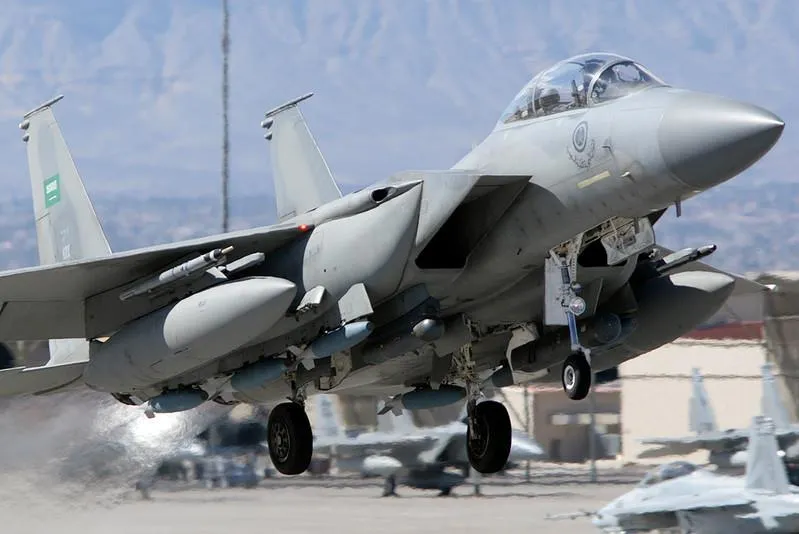 Tiêm kích F-15 do Mỹ sản xuất để bán cho Không quân Saudi Arabia. Saudi Arabia là nước mua nhiều vũ khí Mỹ nhất thế giới. Ảnh: AIR FORCE REVIEW