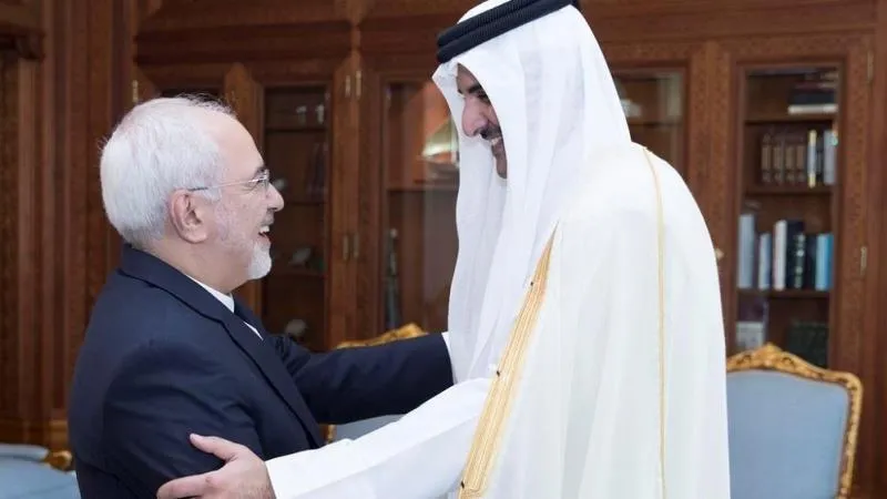 Ngoại trưởng Iran Mohammad Javad Zarif (trái) gặp Ngoại trưởng Qatar Sheikh Tamim bin Hamad Al Thani tại thủ đô Doha của Qatar ngày 12-8. Ảnh: IRAN PRESS
