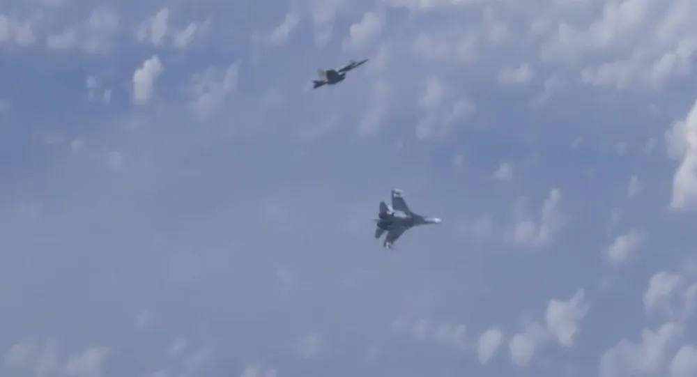 Hình ảnh chiếc F-18 của NATO bị chiếc Su-27 của Nga đuổi ra xa chiếc máy bay chở Bộ trưởng Quốc phòng Nga Sergei Shoigu ở biển Baltic ngày 13-8. Ảnh: BỘ QUỐC PHÒNG NGA