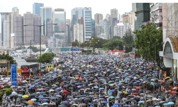 Cuộc biểu tình ngày 18-8 tại Hong Kong diễn ra hòa bình, không giống cuộc biểu tình bạo lực tại sân bay tuần trước. Ảnh: SCMP