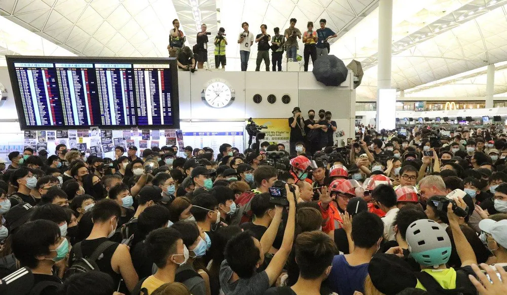 Nhân viên y tế cố gắng cứu một thanh niên Trung Quốc đại lục bị người biểu tình tấn công tại sân bay quốc tế Hong Kong ngày 13-8 vì nghi là mật thám. Ảnh: SCMP