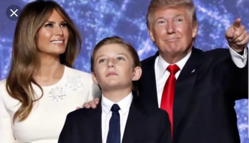 Cậu bé Barron thấp hơn bố mẹ rất nhiều thời điểm ông Trump nhậm chức tổng thống 2 năm trước. Ảnh: TWITTER