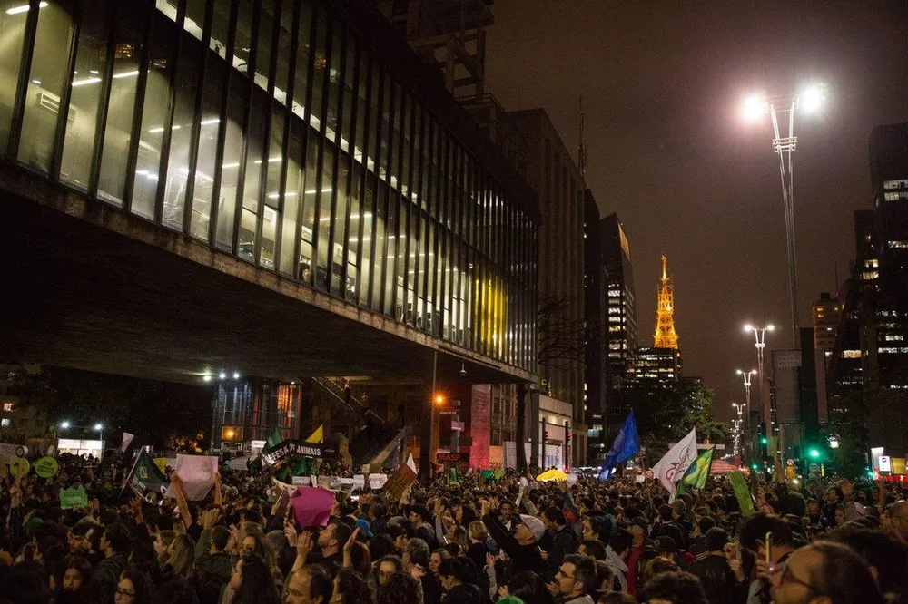 Người dân biểu tình ở Sao Paulo (Brazil) ngày 23-8, yêu cầu chính phủ ra tay dập cháy rừng. Ảnh: BUSINESS INSIDER