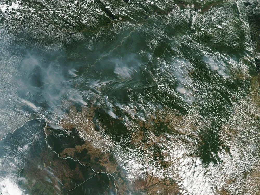 Ảnh vệ tinh do NASA cung cấp cho thấy rừng Amazon ở Brazil đang bị cùng lúc nhiều đám cháy và khói bốc lên che kín.