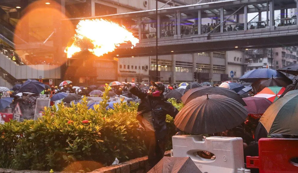 Người biểu tình ném bom xăng vào cảnh sát ngày 25-8. Ảnh: SCMP