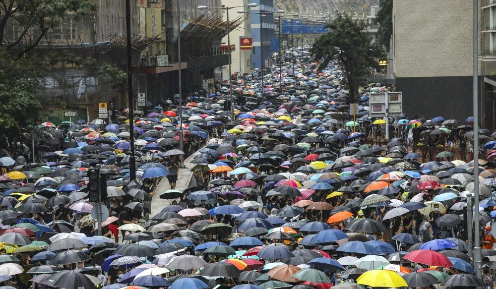 Cuộc biểu tình ngày 25-8 ở Hong Kong đã chuyển biến bạo lực nghiêm trọng. Ảnh: SCMP