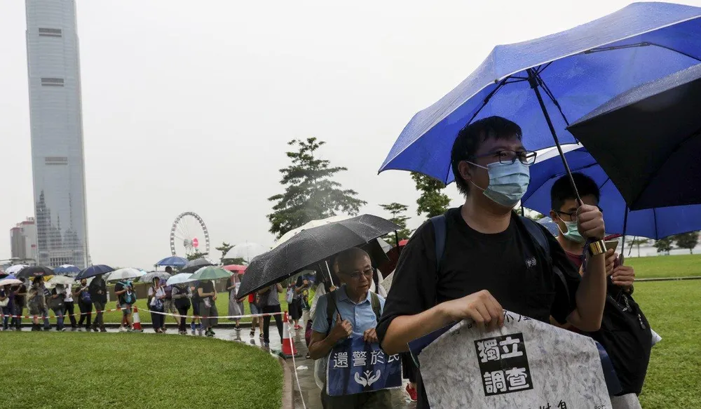 Hàng trăm người tham gia tuần hành yêu cầu chính quyền Hong Kong điều tra độc lập việc sử dụng bạo lực của cảnh sát. Ảnh: SCMP