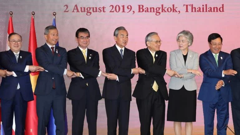 Bộ trưởng Ngoại giao Trung Quốc Vương Nghị (giữa) cùng các bộ trưởng ngoại giao ASEAN tại Diễn đàn An ninh khu vực ASEAN ở Bangkok (Thái Lan) ngày 2-8. Ảnh: REUTERS