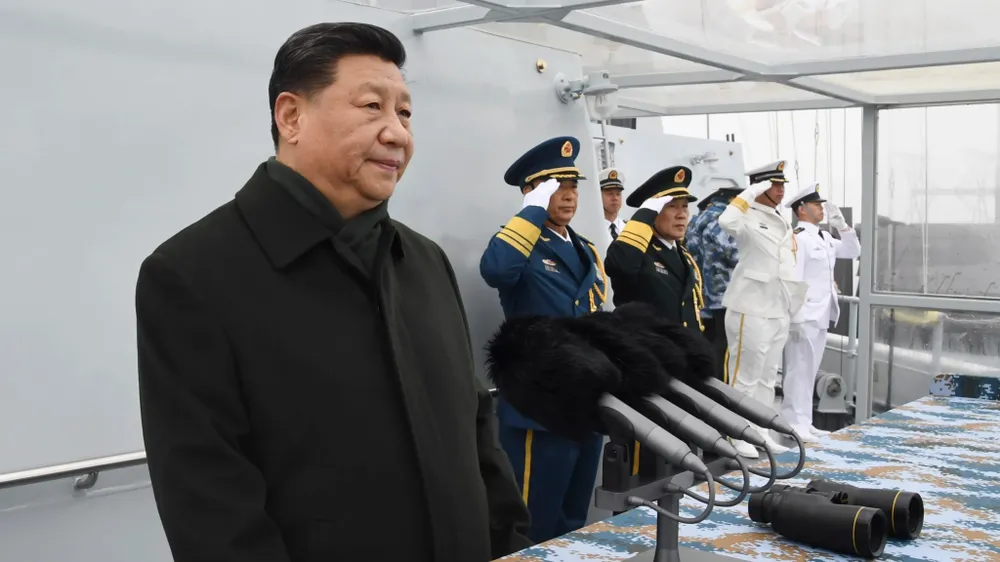 Chủ tịch Trung Quốc Tập Cận Bình thị sát một đội tàu hải quân trong lễ kỷ niệm 70 năm thành lập Hải quân Trung Quốc, gần TP Thanh Đảo, tỉnh Sơn Đông (Trung Quốc) ngày 23-4. Ảnh: AP