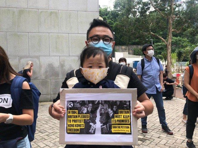 Người biểu tình muốn chính phủ Anh giúp đỡ các kiều dân Anh ở Hong Kong. Ảnh: SCMP