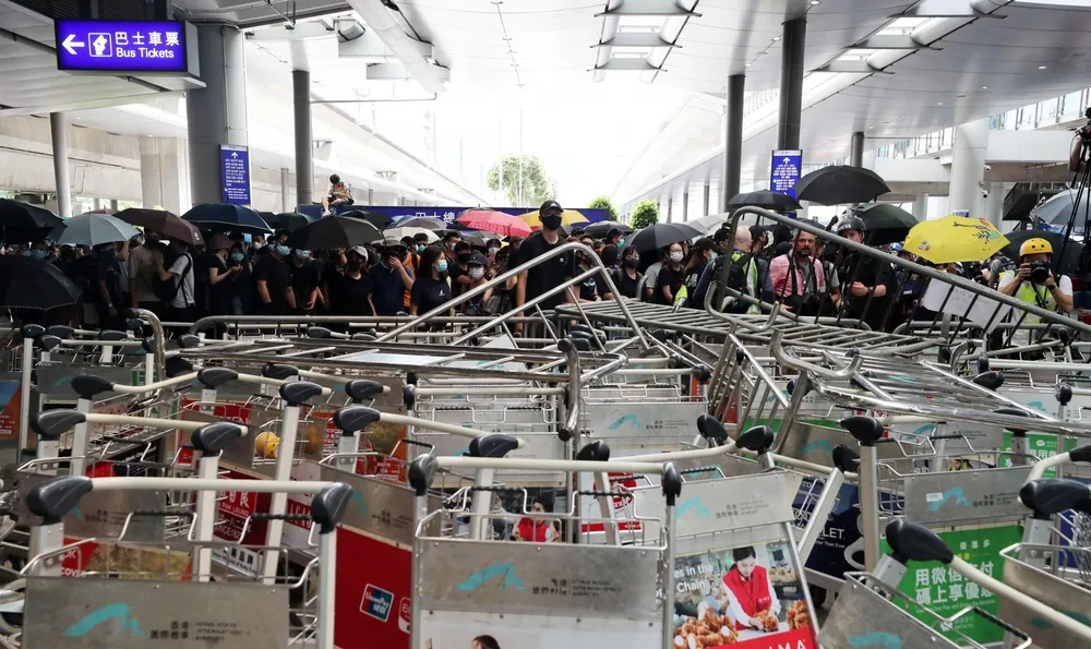 Người biểu tình tập trung ở sân bay quốc tế Hong Kong. Ảnh: SCMP