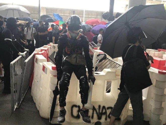 Người biểu tình dựng rào cản tại sân bay quốc tế Hong Kong ngày 1-9. Ảnh: SCMP