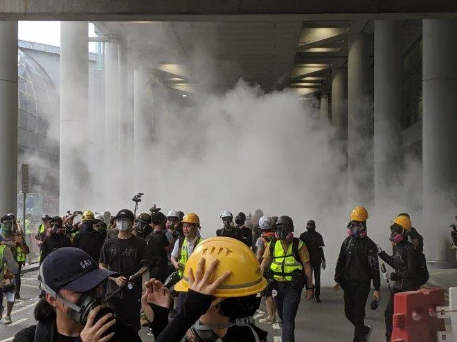 Người biểu tình cướp vòi rồng phun nước bên ngoài nhà ga sân bay. Ảnh: SCMP