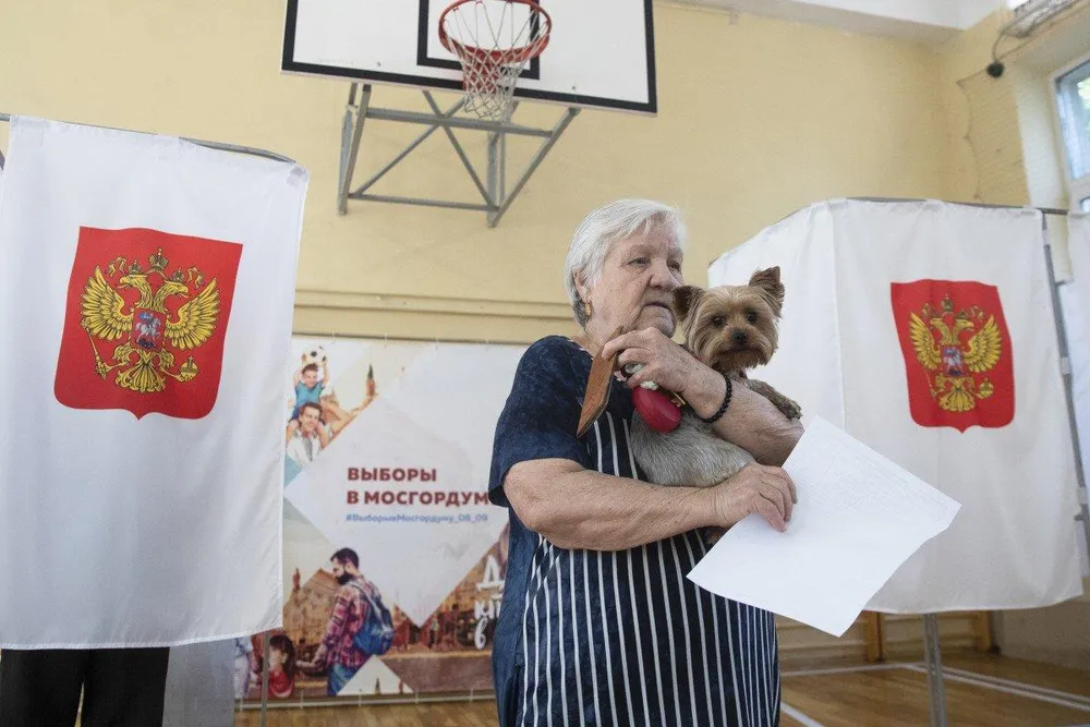 Một cử tri bỏ phiếu tại Moscow (Nga) ngày 8-9. Ảnh: AP