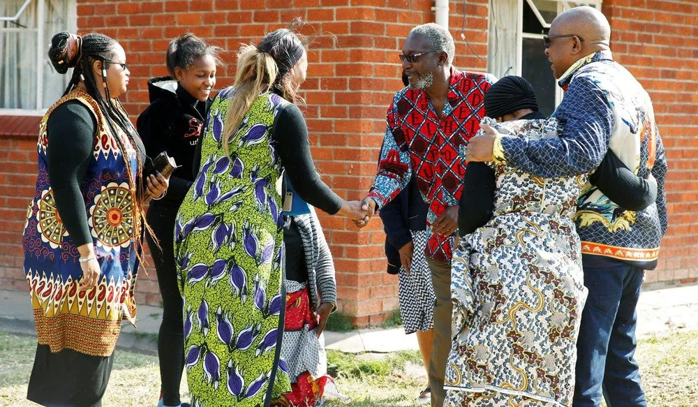 Hai cháu trai ông Mugabe - Leo Mugabe và Philip Chiyangwa – được người thân chia buồn. Ảnh: REUTERS