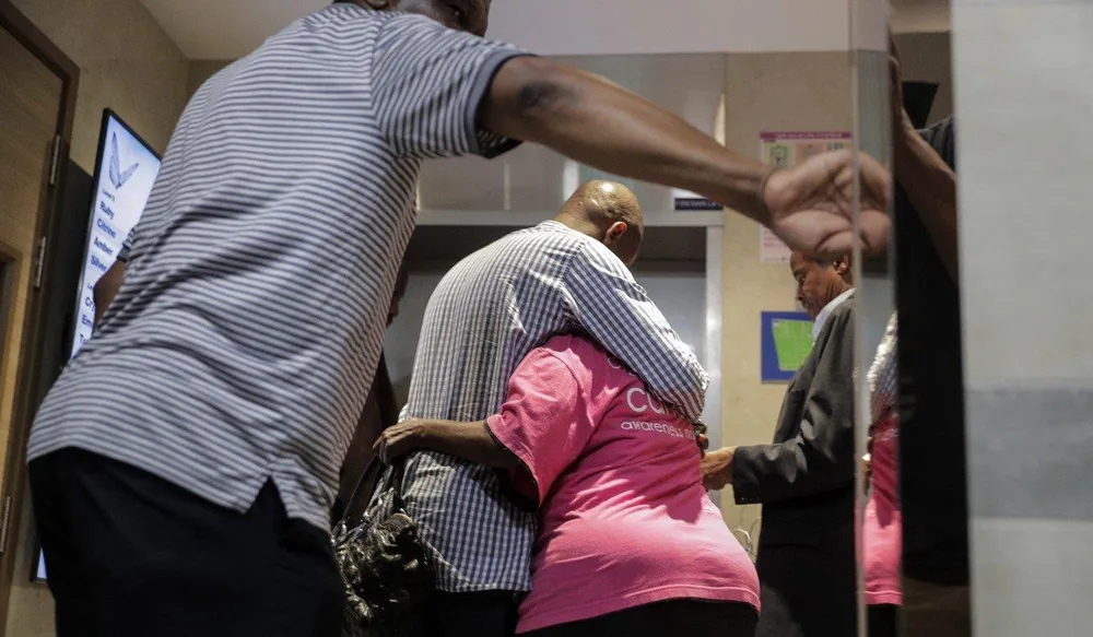 Một số người thân ông Mugabe có mặt tại bệnh viện Singapore thời điểm ông Mugabe qua đời ngày 6-9. Ảnh: EPA