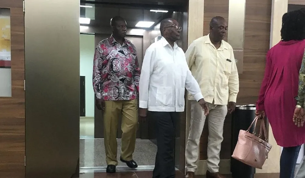 Ông Mugabe (giữa, áo trắng) lúc đến bệnh viện Gleneagles ở Singapore. Ảnh: AFP