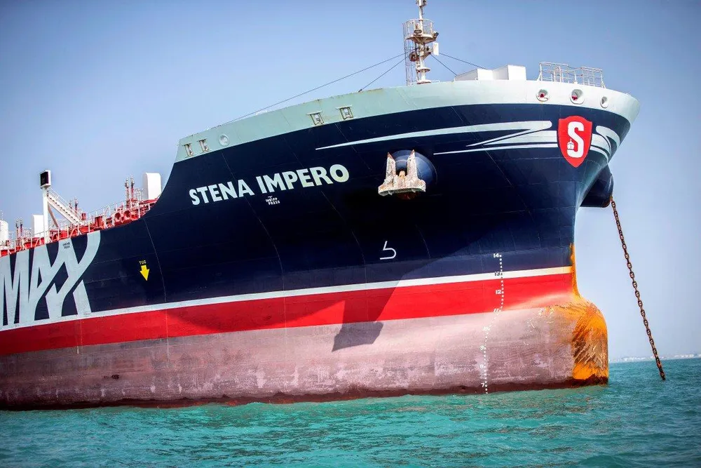Tàu Stena Impero mang cờ Anh bên ngoài bờ biển TP cảng Bandar Abbas, thủ phủ tỉnh Hormozgān phía nam Iran hồi tháng 8. Ảnh: REUTERS