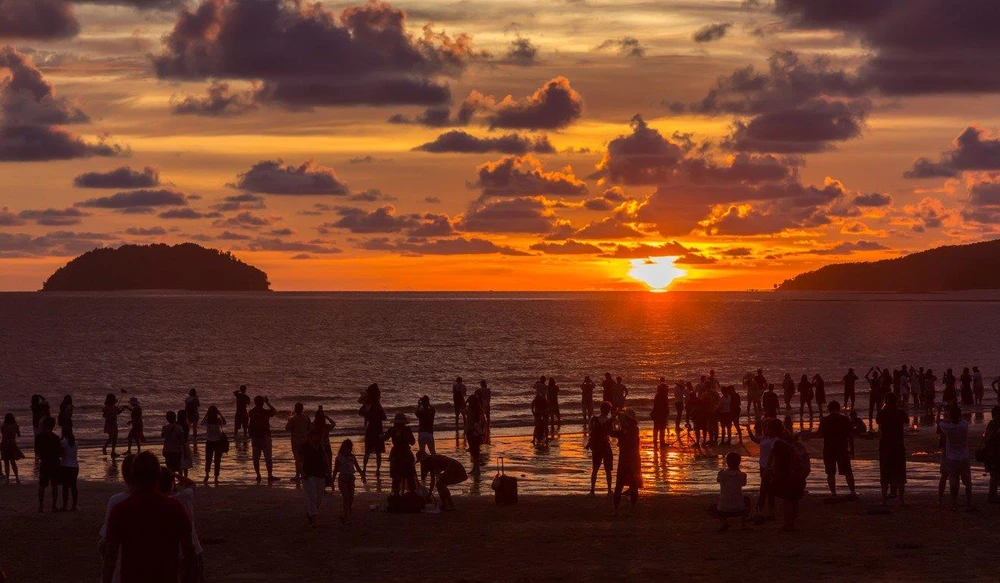 Khách du lịch tại bãi biển Tanjung Aru ở TP Kota Kinabalu, bang Sabah. Ảnh: SHUTTERSTOCK