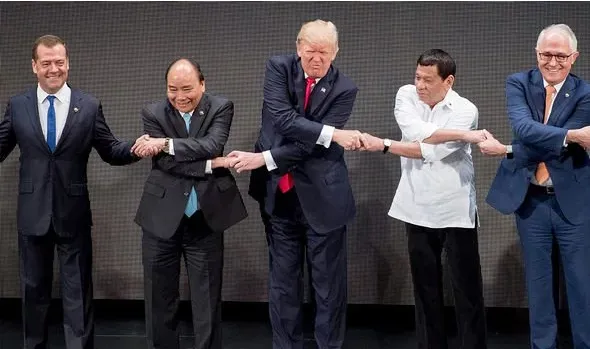 ASEAN muốn cân bằng ảnh hưởng với Mỹ và với Trung Quốc. Trong ảnh: Tổng thống Mỹ Donald Trump (giữa), Thủ tướng Nguyễn Xuân Phúc (thứ hai từ trái sang), Tổng thống Philippines Rodrigo Duterte (thứ hai từ phải sang). Ảnh: GETTY IMAGES