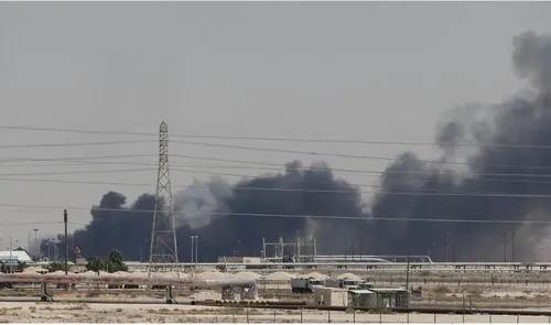 Khói bốc lên từ đám cháy tại nhà máy lọc dầu Aramco ở phía đông Saudi Arabia ngày 14-9. Ảnh: REUTERS