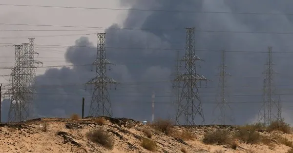 Khói bốc lên từ đám cháy tại nhà máy lọc dầu Abqaiq ở phía đông Saudi Arabia ngày 14-9. Ảnh: REUTERS