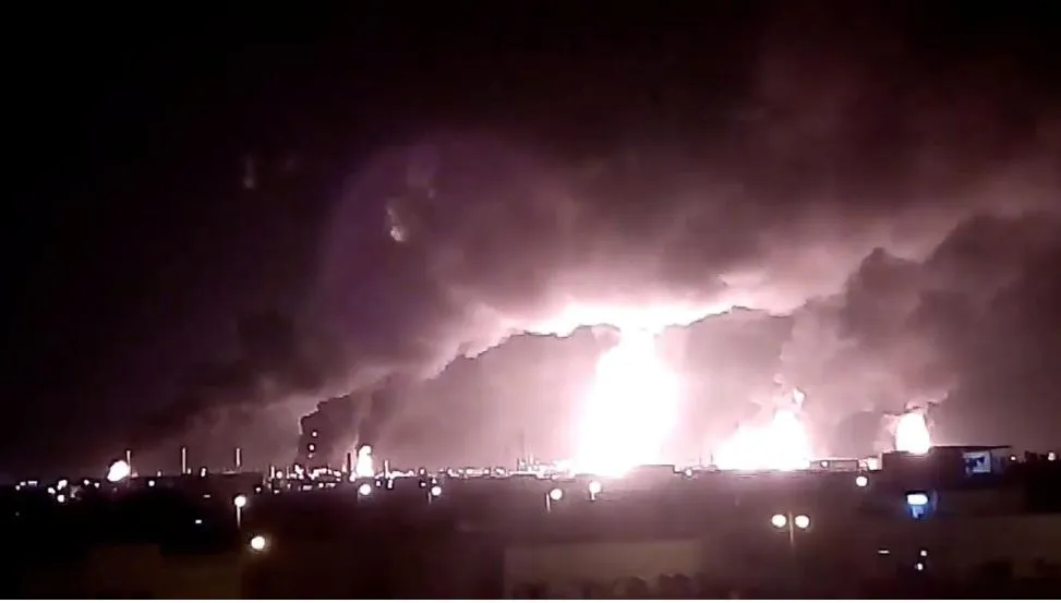 Nhà máy lọc dầu Abqaiq chìm trong khói lửa sau khi bị tấn công ngày 14-9. Ảnh: REUTERS