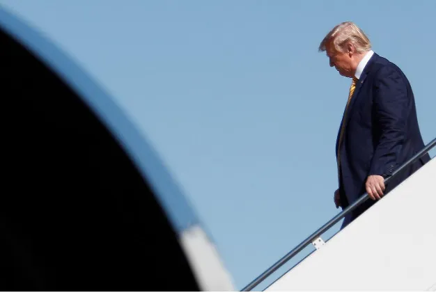 Tổng thống Mỹ Donald Trump bước xuống chiếc Không lực Một đậu tại sân bay hỗn hợp dân sự-quân sự Moffett Federal ở TP Mountain View, hạt Santa County, bang California (Mỹ) ngày 17-9. Ảnh: REUTERS