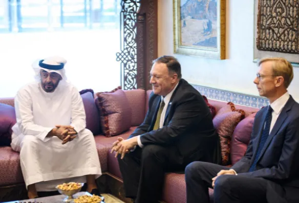 Ngoại trưởng Mỹ Mike Pompeo (giữa) và đại diện đặc biệt Mỹ về Iran Brian Hook (phải) gặp Thái tử Mohammed bin Zayed al-Nahyan của Abu Dhabi (UAE) ngày 19-9. Ảnh: REUTERS