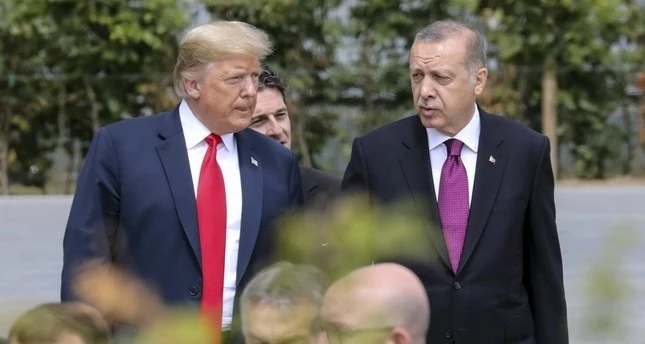 Tổng thống Mỹ Donald Trump (trái) vừa có cuộc điện đàm với Tổng thống Thổ Nhĩ Kỳ Recept Tayyip Erdogan (phải) về Syria. Ảnh: AP