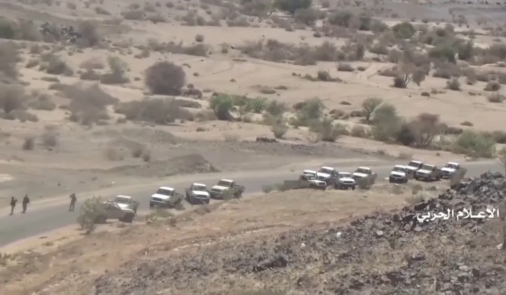 Xe quân sự mà Houthis thuyết minh là tịch thu của liên quân Ả Rập ở vùng Najran ở phía nam Saudi Arabia giáp biên giới với Yemen. Ảnh: REUTERS