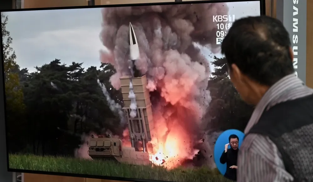 Người dân Seoul (Hàn Quốc) quan sát hình ảnh một vụ phóng tên lửa của Triều Tiên được chiếu trên truyền hình. Ảnh: AFP