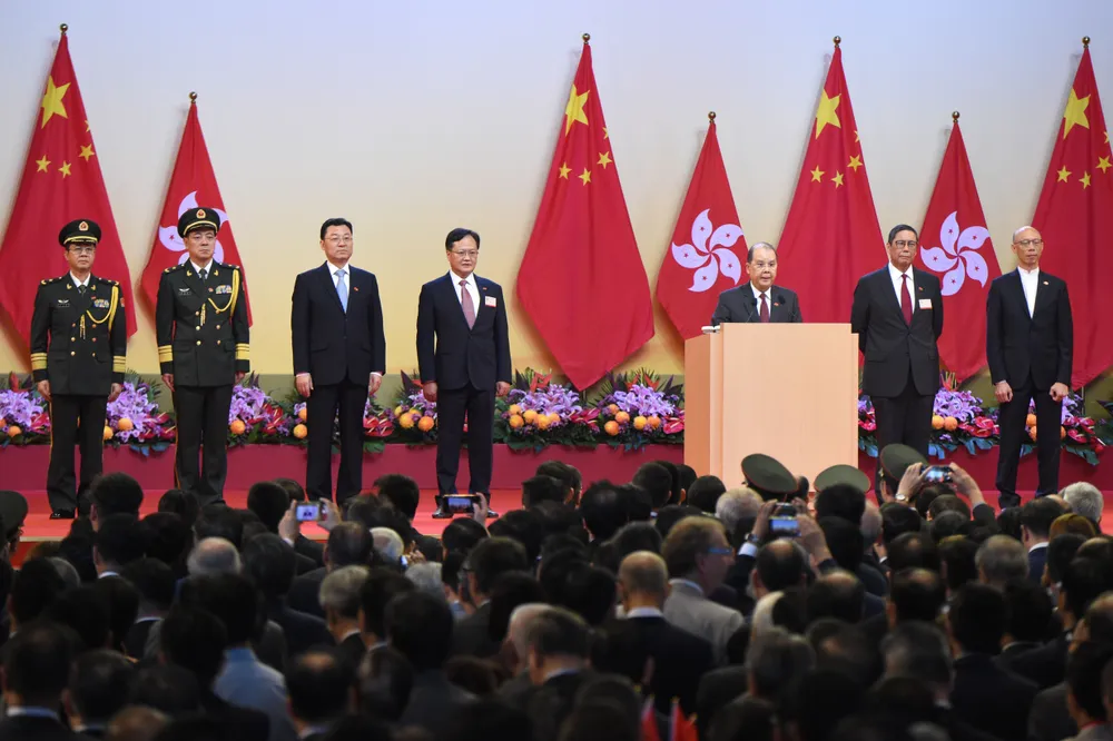 Tổng Thư ký Hành chính Hong Kong Matthew Cheung (thứ ba bên phải) phát biểu trong lễ kỷ niệm Quốc khánh Trung Quốc 1-10. Ảnh: AFP