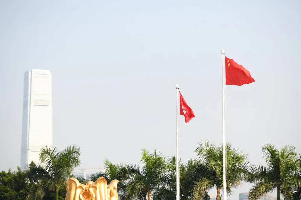 Cờ Hong Kong và cờ Trung Quốc tại Hong Kong ngày 1-10. Ảnh: CNN