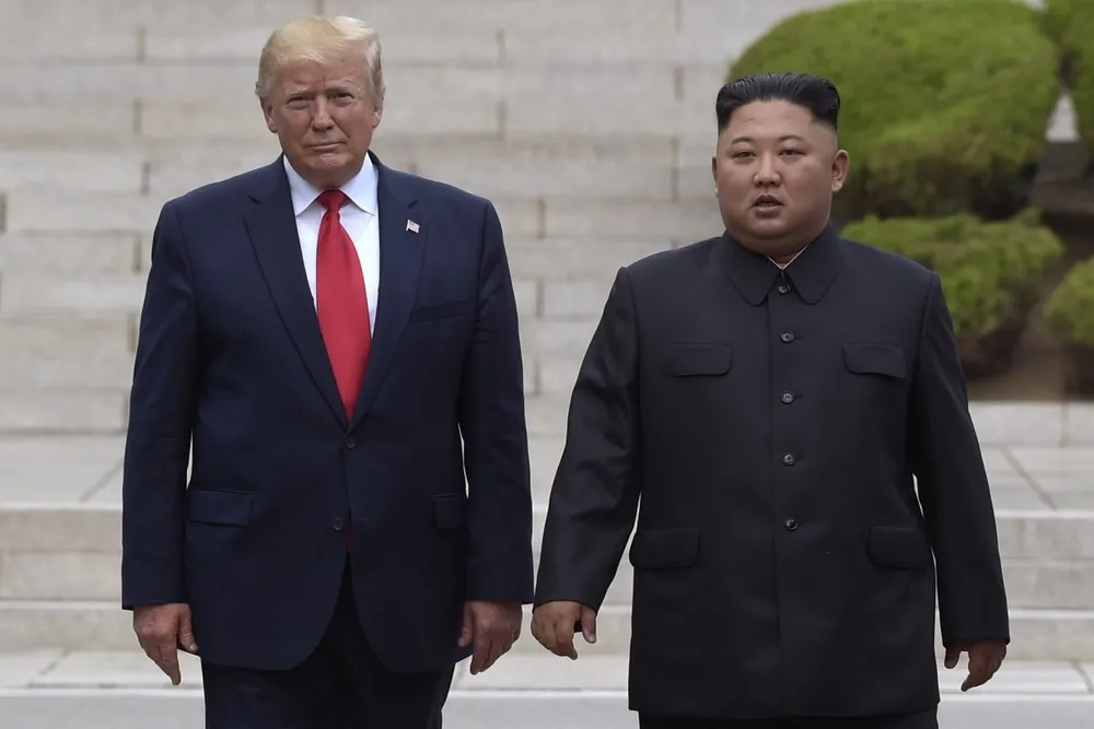 Tổng thống Mỹ Donald Trump (trái) và lãnh đạo Triều Tiên Kim Jong-un tại khu phi quân sự liên Triều, phía bên Triều Tiên, trong lần gặp hồi tháng 6. Ảnh: AP