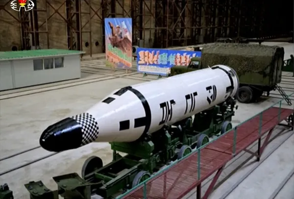 Tên lửa đạn đạo phóng từ tàu ngầm Pukkŭksŏng-1 của Triều Tiên. Ảnh: HANKYOREI