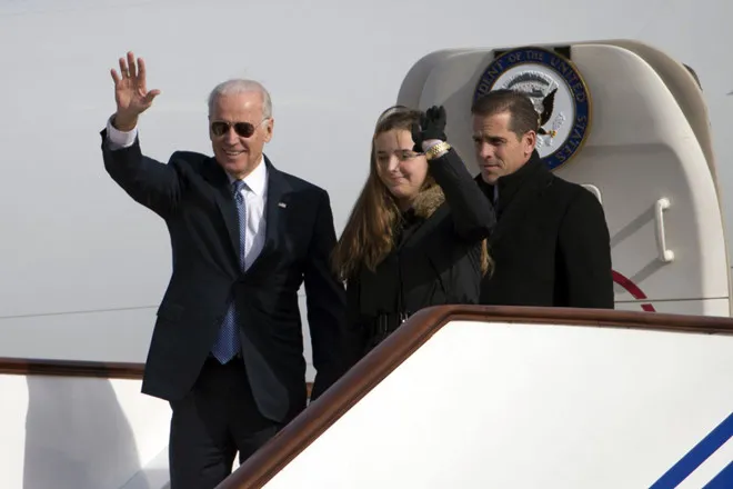 Từ trái qua: Ông Joe Biden lúc còn là Phó Tổng thống Mỹ cùng với cháu gái Finnegan Biden và con trai Hunter Biden rời khỏi chiếc Không lực Hai tại sân bay Bắc Kinh vào tháng 12-2013. Ảnh: AP