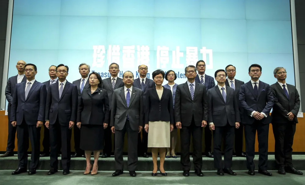 Trưởng Đặc khu Hong Kong Lâm Trịnh Nguyệt Nga có buổi họp báo cùng với 16 quan chức cấp cao của TP chiều 4-10. Ảnh: SCMP