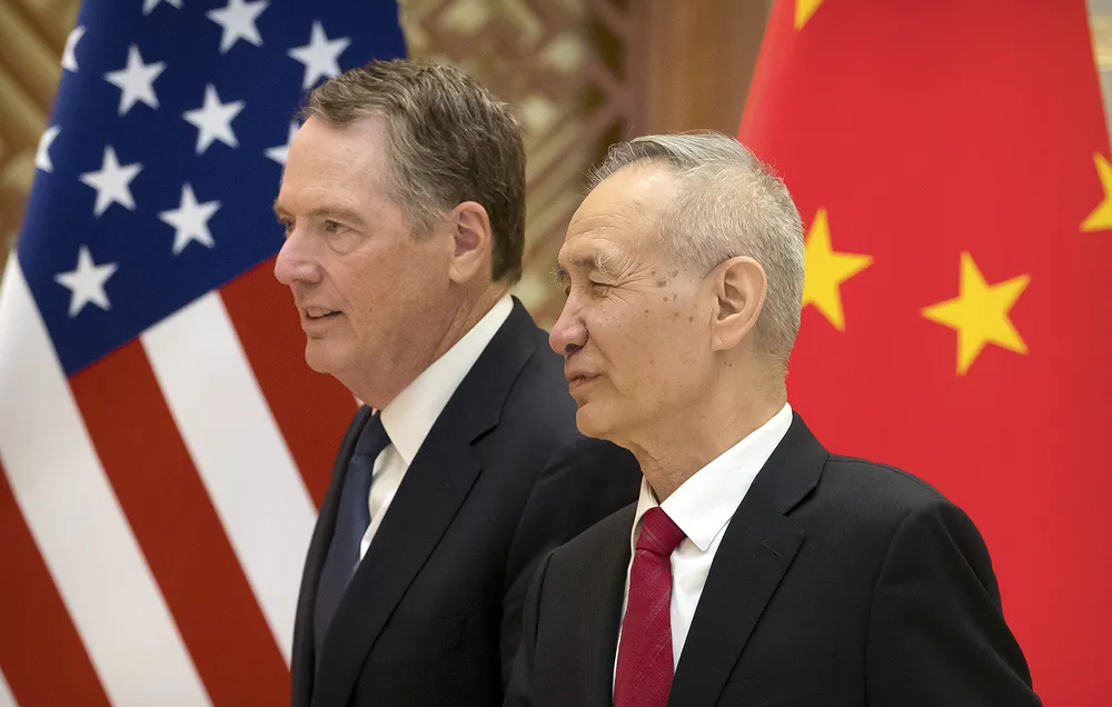 Đại diện Thương mại Mỹ Robert Lighthizer và Phó Thủ tướng Trung Quốc Lưu Hạc. Phái đoàn quan chức hai nước sẽ gặp nhau vào tuần tới tại Mỹ để đàm phán thương mại. Ảnh: AFP