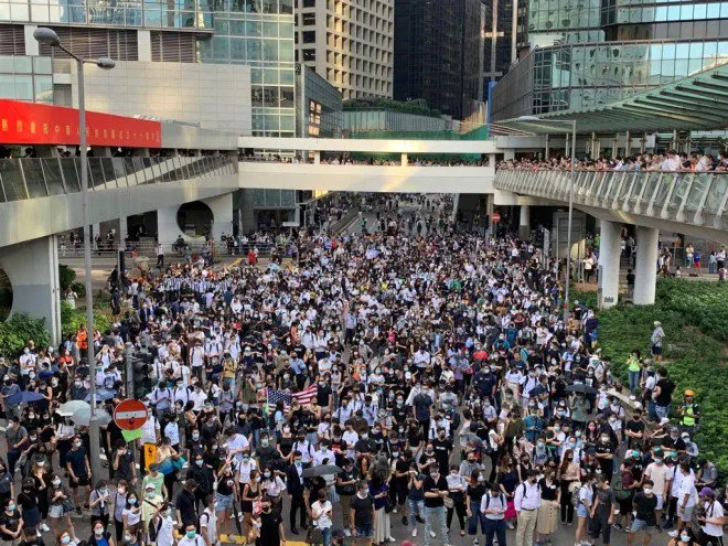 Biểu tình phản đối lệnh cấm mang mặt nạ khi biểu tình ở Hong Kong. Ảnh: SCMP