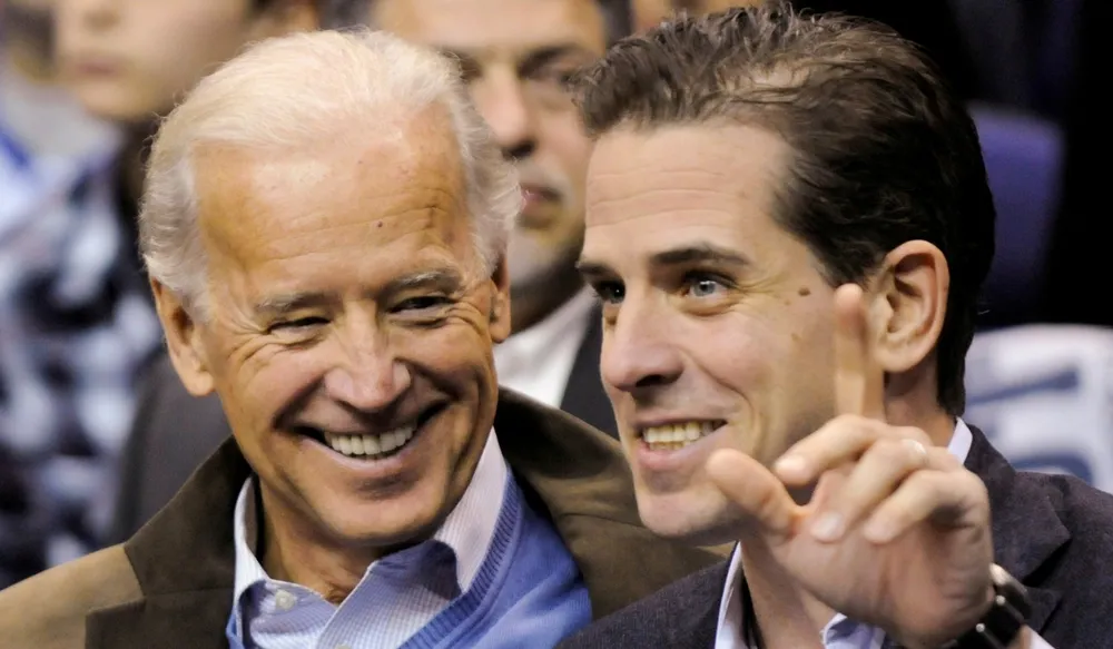 Cựu Phó Tổng thống Mỹ Joe Biden (trái) và con trai Hunter Biden (phải). Ảnh: REUTERS