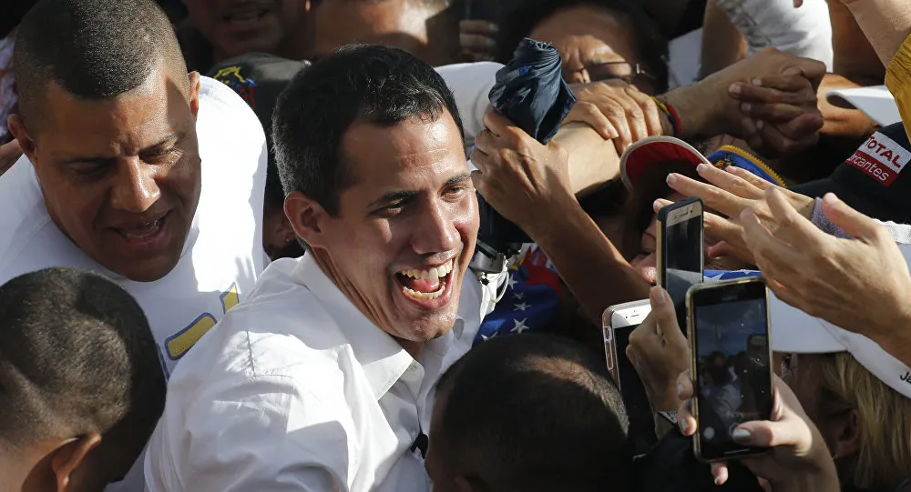 Vài tháng qua Mỹ đã duyệt hỗ trợ gần 700 triệu USD cho lực lượng của ông Juan Guaido (giữa) – Chủ tịch Quốc hội Venezuela, lãnh đạo đối lập và là người tự xưng là tổng thống lâm thời của Venezuela. Ảnh: AP