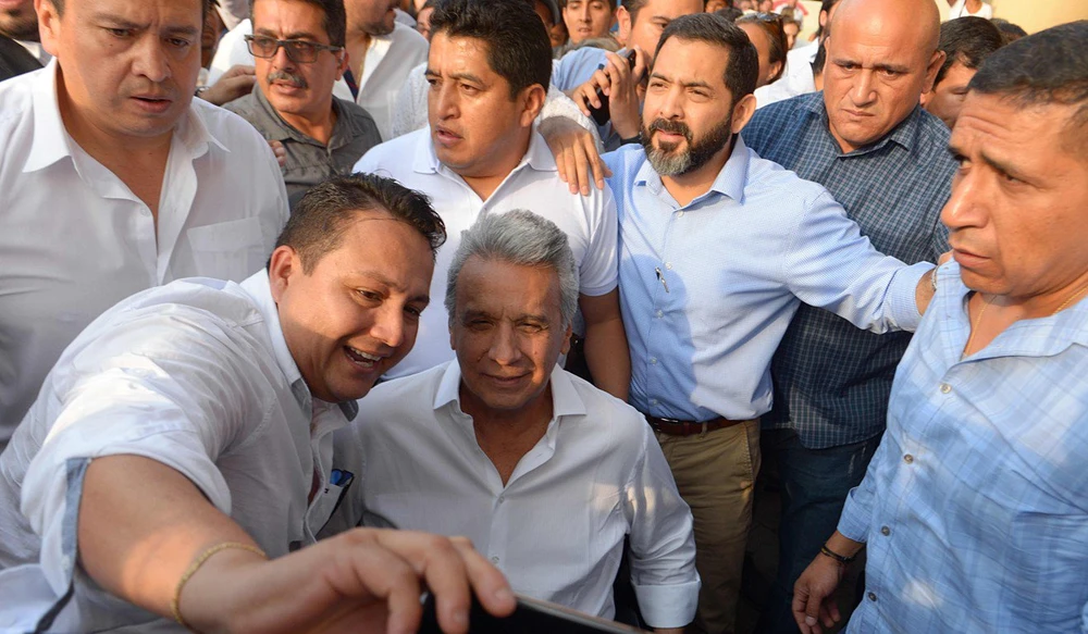 Tổng thống Ecuador Lenin Moreno (giữa) chụp hình với người ủng hộ ở TP cảng Guayaquil (Eduador) ngày 8-10. Ảnh: AFP