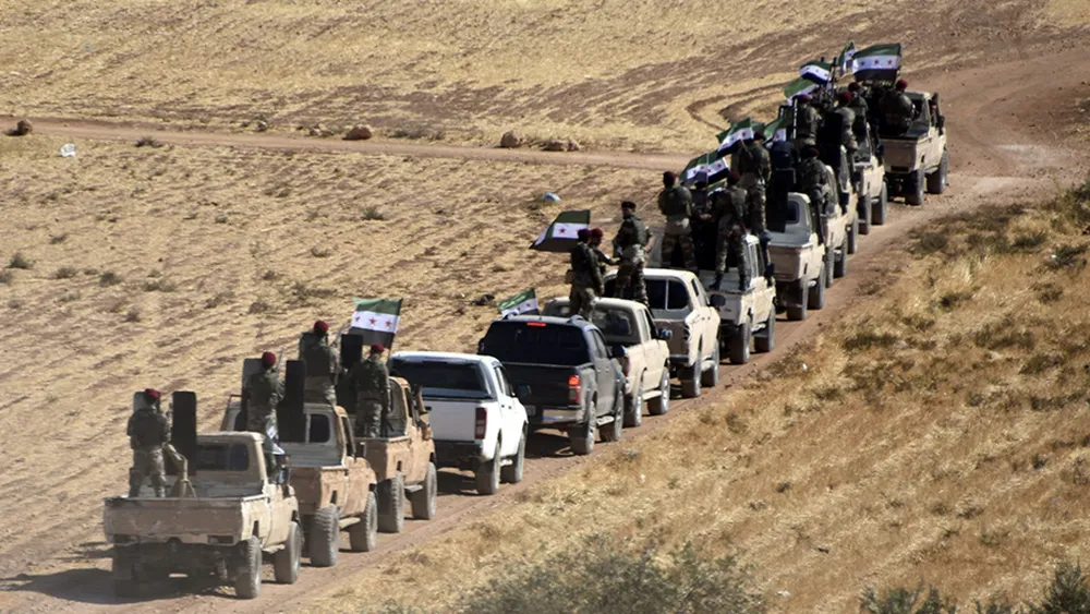 Các tay súng Syria được Thổ Nhĩ Kỳ bảo trợ di chuyển về thị trấn Tal Abyad ở tỉnh Raqqa (bắc Syria). Ảnh: AP