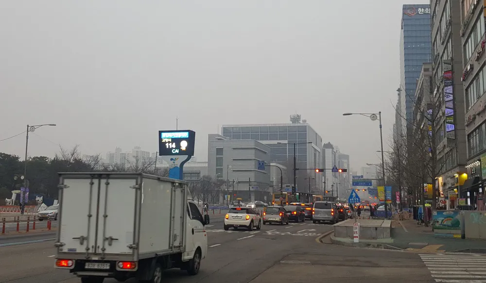 Đường phố Hàn Quốc luôn rập rình nguy hiểm với các nhân viên giao hàng nhanh. Ảnh: SCMP