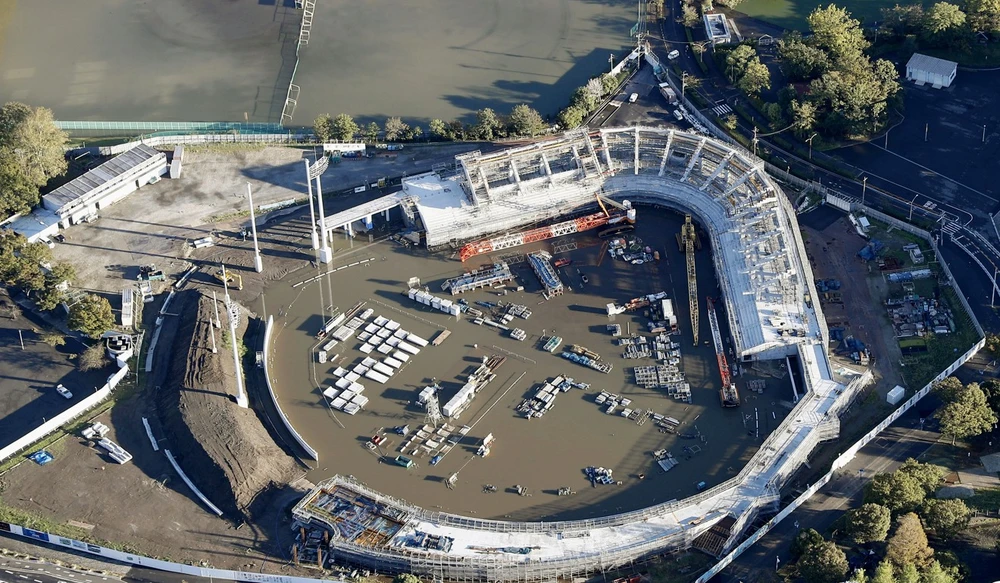 Sân vận động ở TP Kawasaki, tỉnh Kanagawa gần Tokyo ngập nặng vì bão Hagibis. Ảnh: AP