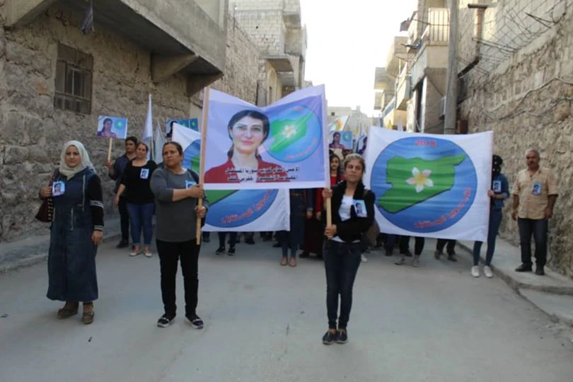 Người Kurd biểu tình phản đối việc Tổng Thư ký đảng Tương lai Syria Hevrin Khalaf, 35 tuổi bị các tay súng đồng minh Thổ Nhĩ Kỳ phục kích và hành hình. Ảnh: SDC PRESS