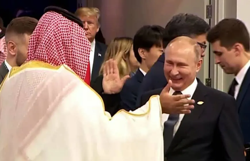 Hành động đập tay gây chú ý giữa Tổng thống Nga Vladimir Putin (phải) và Thái tử Mohammed bin Salman của Saudi Arabia (đứng quay lưng), vừa lúc Tổng thống Mỹ Donald Trump (giữa) vừa bước vào phòng, tại hội nghị G20 ở Buenos Aires năm 2018. Ảnh: AFP